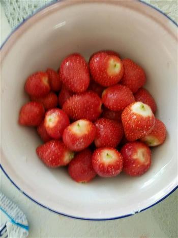 清凉一夏简单草莓冰激淋的做法图解1
