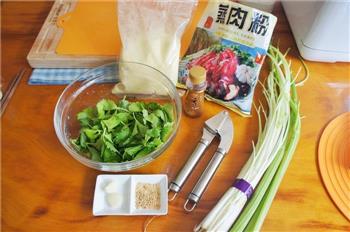 玉米粉蒸芹菜叶的做法步骤1
