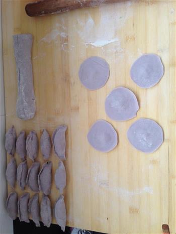 紫甘蓝皮韭菜鸡蛋饺子的做法步骤2