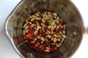 胡萝卜枸杞豆浆的做法图解2