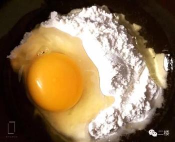 香椿鸡蛋脆饼的做法步骤2