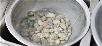 香菇豆豉炒花蛤的做法图解1