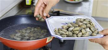 香菇豆豉炒花蛤的做法步骤4
