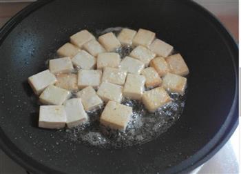 炒鸡下饭的咸蛋黄金沙脆皮豆腐的做法步骤3