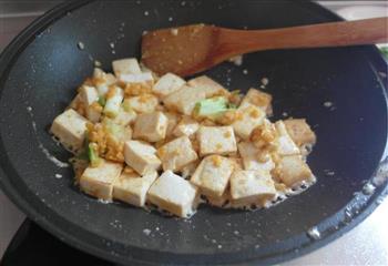 炒鸡下饭的咸蛋黄金沙脆皮豆腐的做法图解5