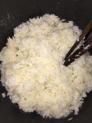 广式腊味糯米饭的做法步骤1