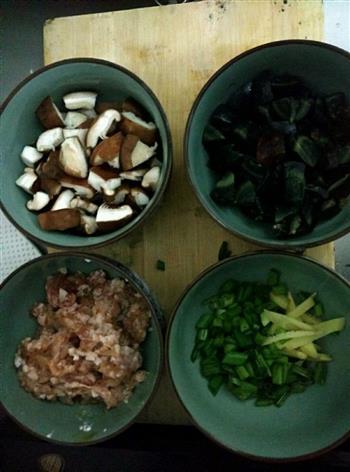 香菇皮蛋瘦肉粥的做法步骤1