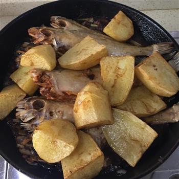 扒皮鱼炖土豆的做法步骤5