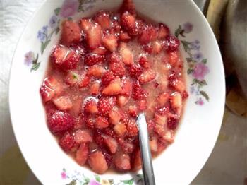 处理做蛋糕的边角料-草莓蜂蜜酸奶杯的做法图解4