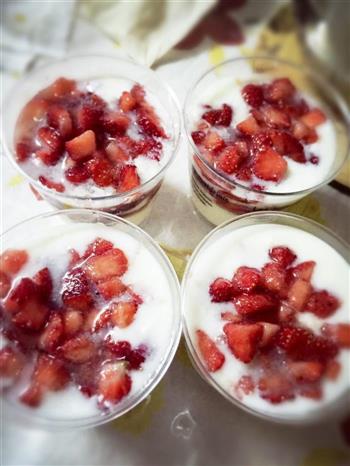 处理做蛋糕的边角料-草莓蜂蜜酸奶杯的做法图解5
