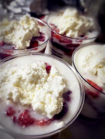 处理做蛋糕的边角料-草莓蜂蜜酸奶杯的做法图解7