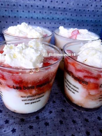 处理做蛋糕的边角料-草莓蜂蜜酸奶杯的做法图解8