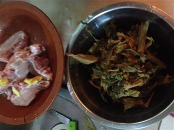 青菜干猪骨汤的做法步骤1
