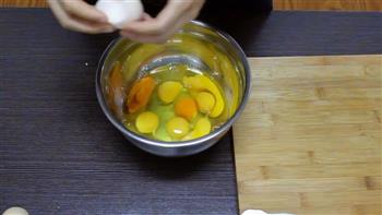 用一双筷子卷出一盘香酥蛋卷的做法图解1