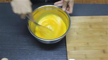 用一双筷子卷出一盘香酥蛋卷的做法图解2
