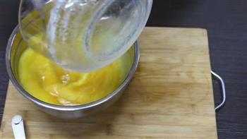 用一双筷子卷出一盘香酥蛋卷的做法步骤4