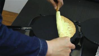 用一双筷子卷出一盘香酥蛋卷的做法步骤7