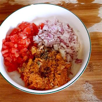 快手午餐-罐头三文鱼沙拉配菠菜薄饼的做法步骤3