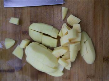 土豆炖鸡的做法步骤1