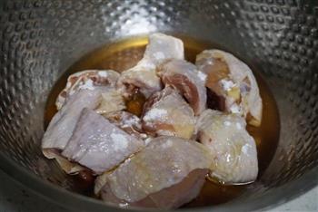 秋葵香菇蒸滑鸡的做法步骤2