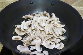 蘑菇烩饭的做法图解3