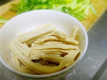 芹菜炒腐竹的做法步骤2