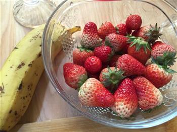 草莓香蕉思慕雪的做法步骤1