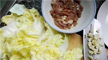家常木耳炒白菜的做法步骤2