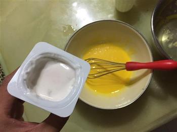 酸奶戚风蛋糕的做法步骤2