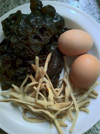 木耳黄花菜炒鸡蛋的做法步骤1