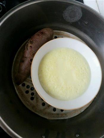 紫薯牛奶鸡蛋羹的做法图解2