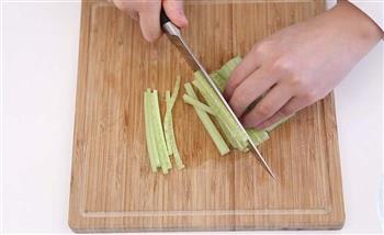 宝辅食微课堂  黄瓜虾丸汤的做法步骤2