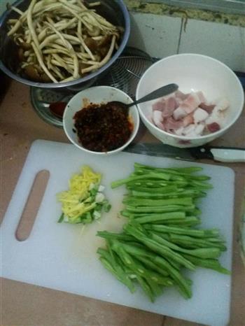 干锅茶树菇四季豆的做法步骤1