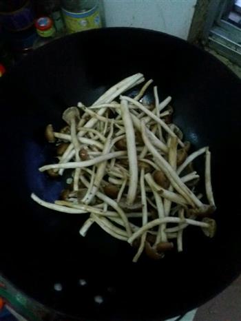 干锅茶树菇四季豆的做法步骤2