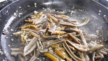 鲜美无比的蒜香银芽鳝鱼的做法步骤4