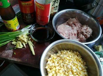 猪肉玉米饺子的做法步骤1