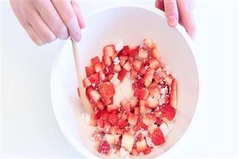 宝宝辅食微课堂  自制草莓酱的做法步骤2