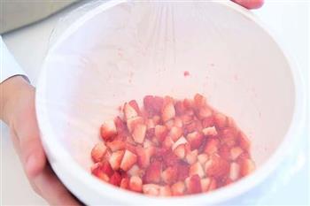 宝宝辅食微课堂  自制草莓酱的做法步骤3