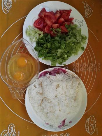 西红柿生菜版蛋炒饭 宝宝饭的做法步骤1