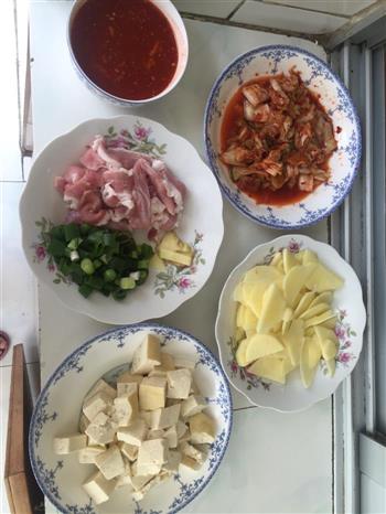 辣白菜炖五花肉的做法图解1