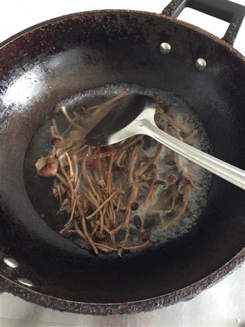 红辣椒炒茶树菇的做法图解4