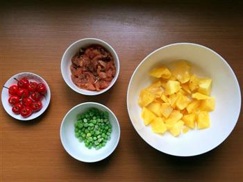 酸酸甜甜的新选择  时令菠萝古老肉来开胃的做法步骤1