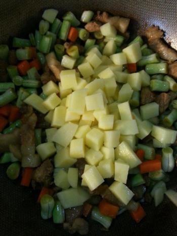 肉丁豆角焖饭的做法步骤10