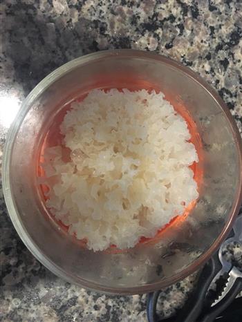奶香红豆银耳鸡头米芋头羹的做法图解1