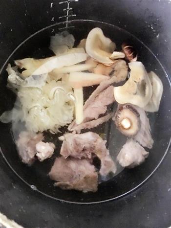 花胶螺片海底椰排骨汤的做法步骤3