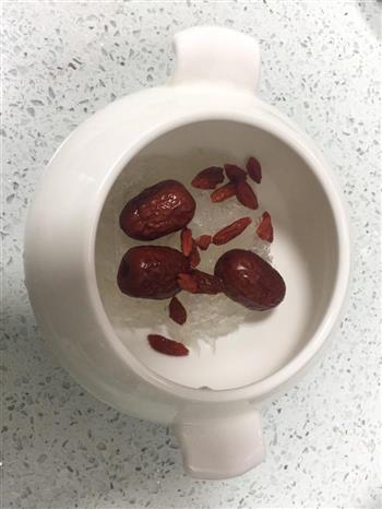 安胎养颜的红枣枸杞燕窝的做法图解2