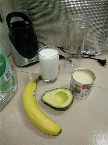 香蕉牛油果奶昔的做法步骤1