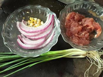 五彩叉烧肉焖饭的做法步骤2