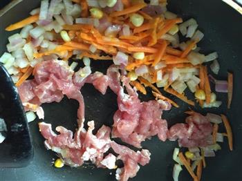 五彩叉烧肉焖饭的做法步骤5