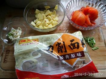 吕家-奇异番茄土豆刀削面的做法步骤1